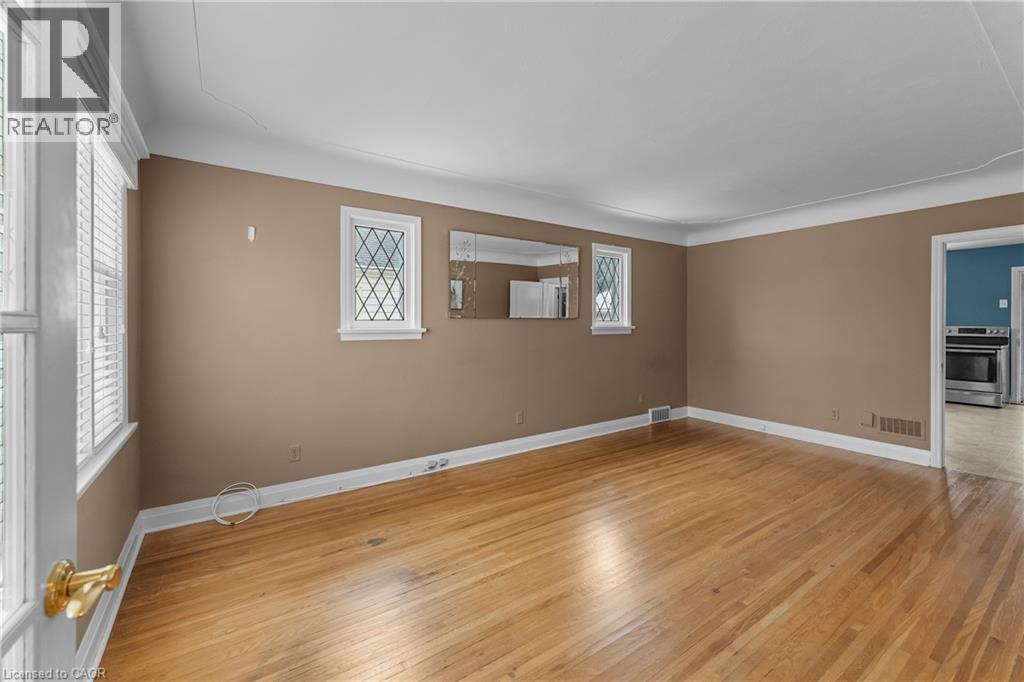 3935 St Peter Avenue, Niagara Falls, Ontario  L2J 2N9 - Photo 6 - 40813693