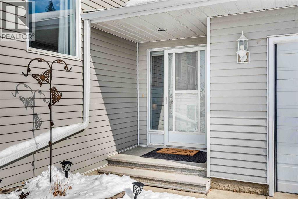 824 6 Avenue NE, Three Hills, Alberta  T0M 2A0 - Photo 2 - A2293512