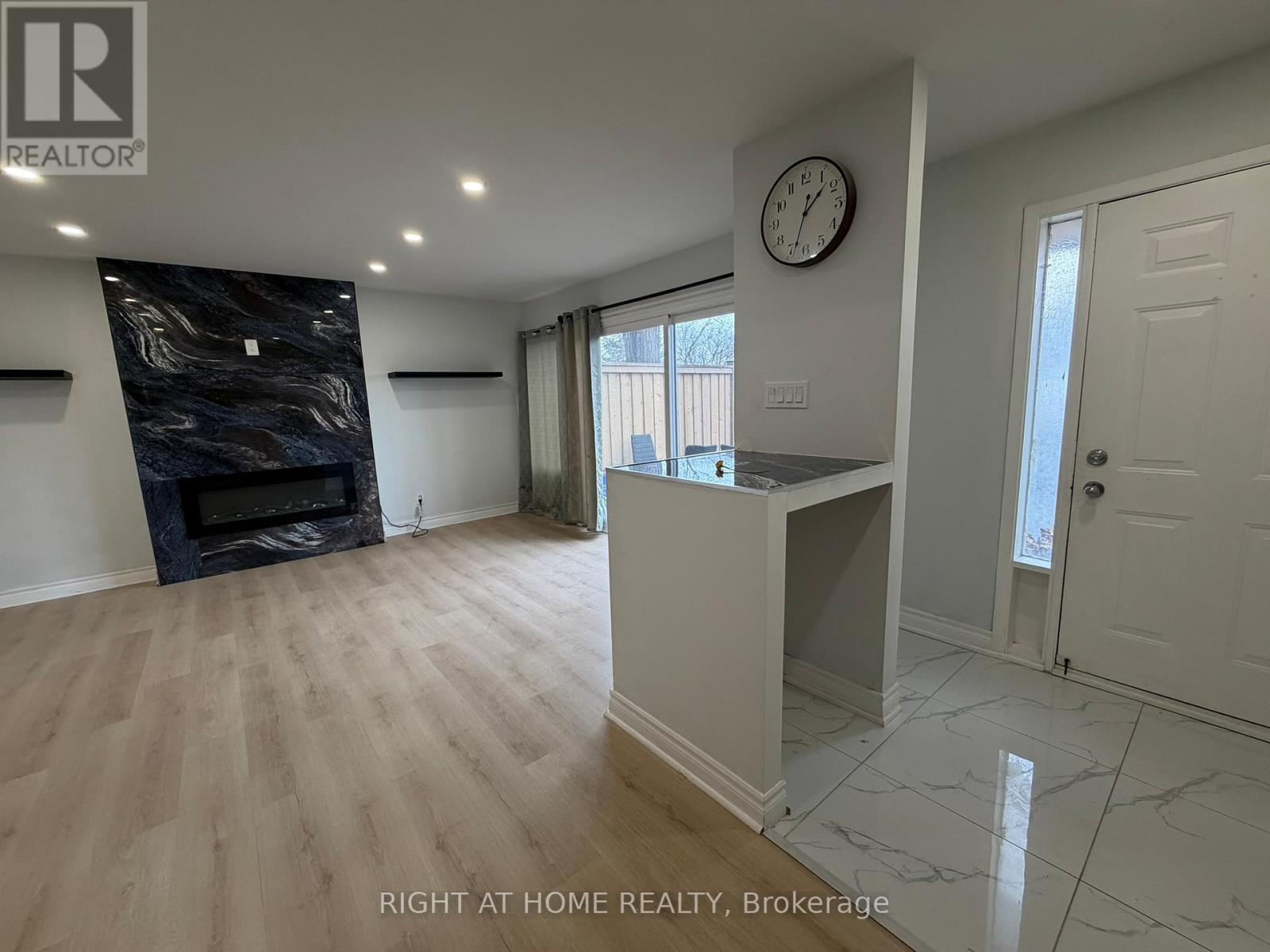 189 - 24 SPRINGFAIR AVENUE, Aurora, Ontario