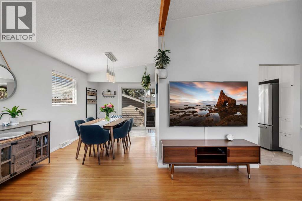 9939 Maplecreek Drive SE, Calgary, Alberta  T2J 1T4 - Photo 5 - A2293273