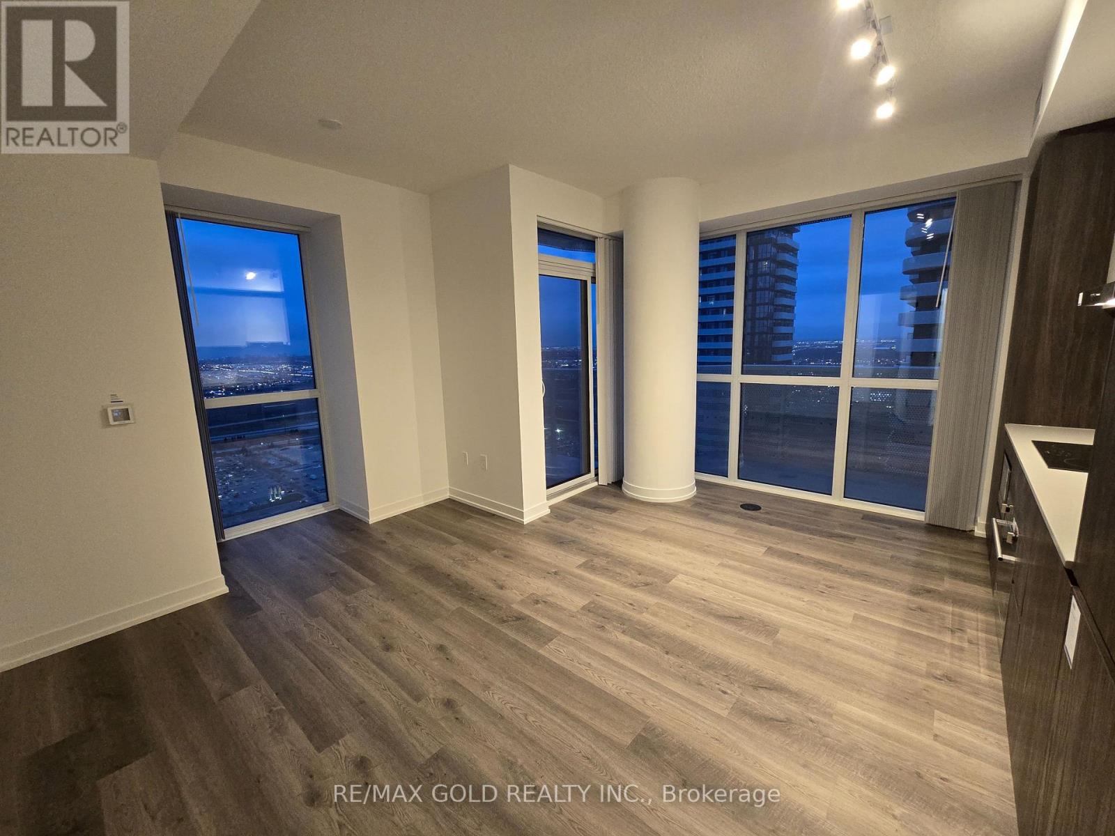 4312 - 8 Interchange Way, Vaughan, Ontario  L4K 5Z7 - Photo 4 - N12906438