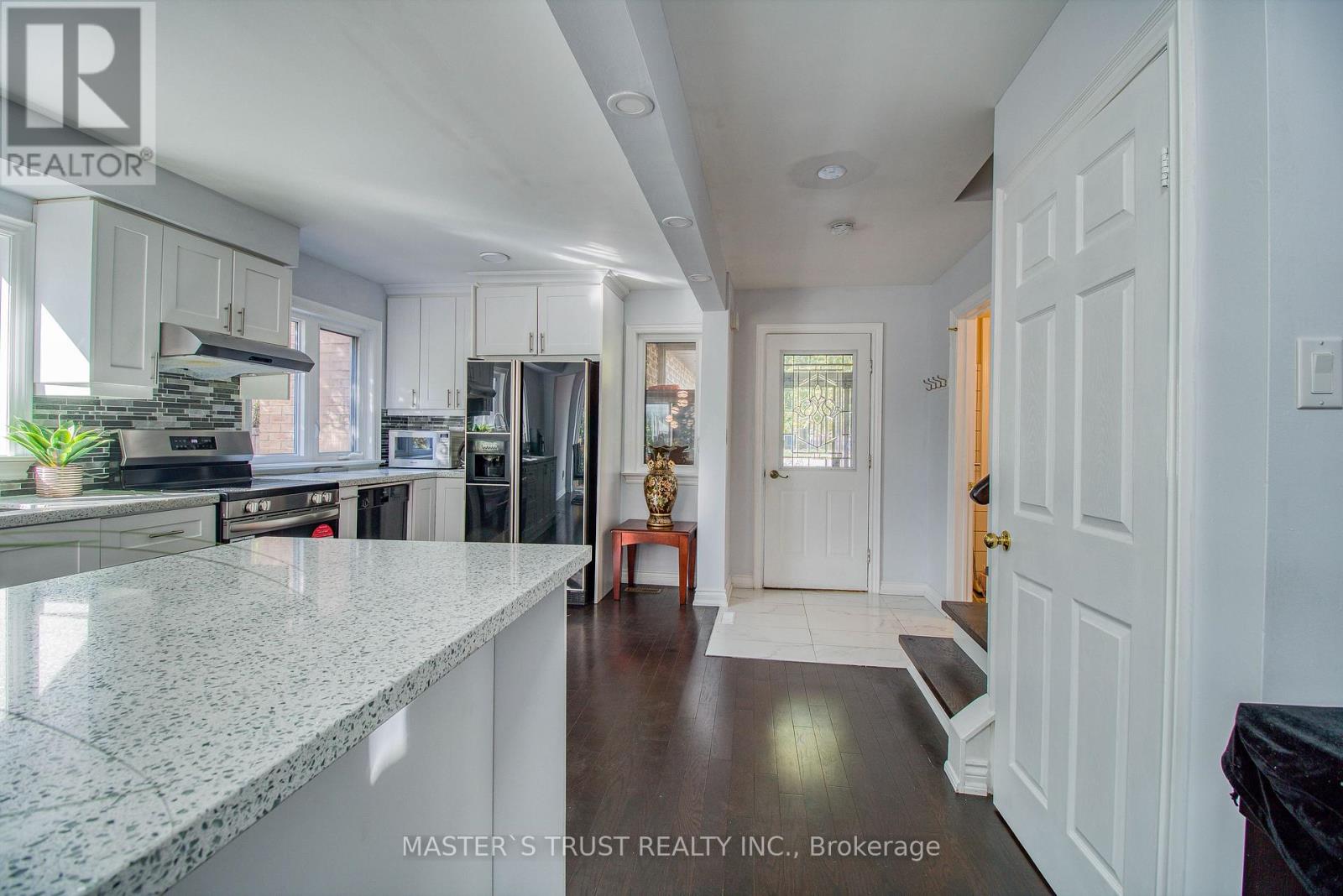 20 Valhalla Court, Aurora, Ontario  L4G 5W3 - Photo 10 - N12907048