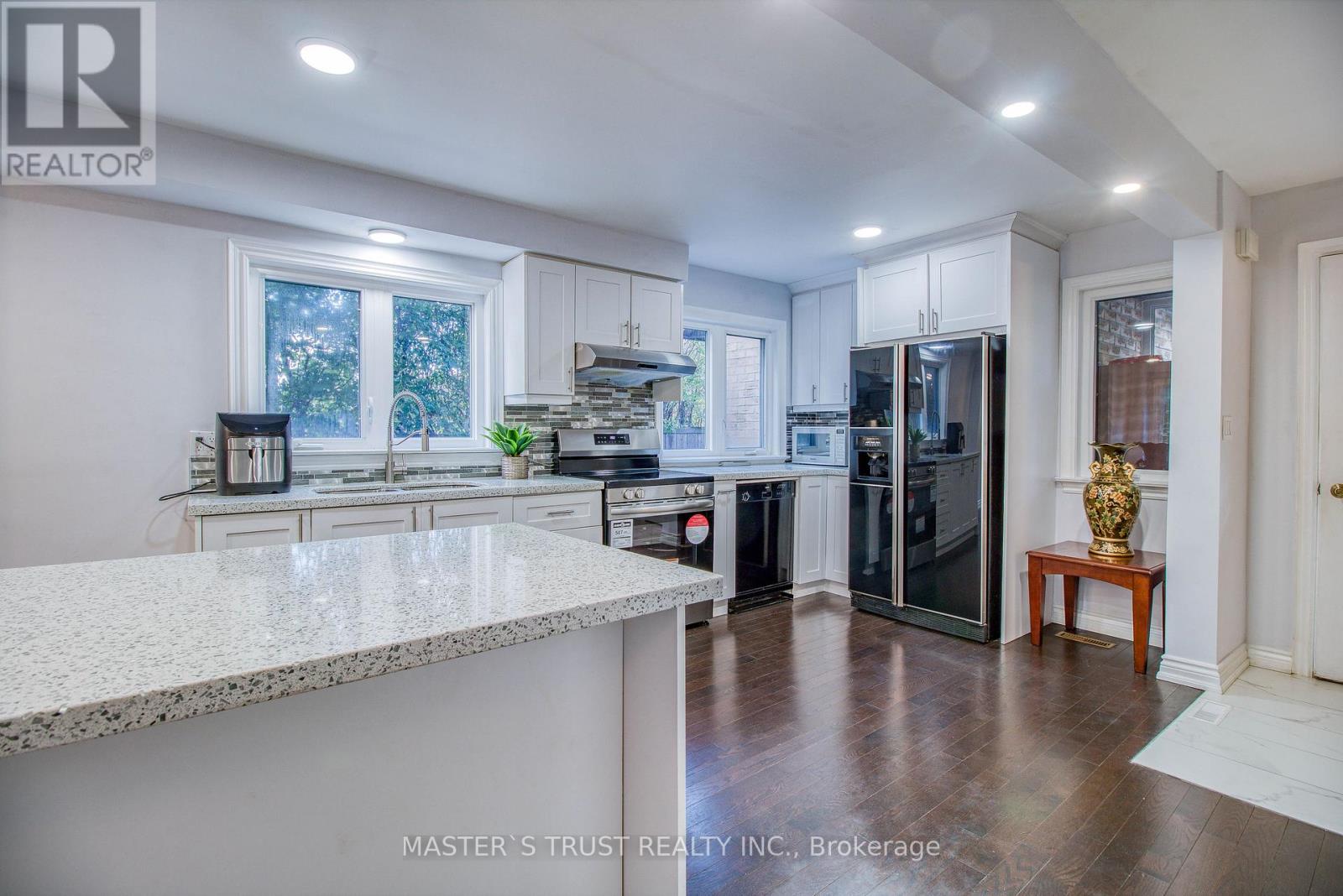 20 Valhalla Court, Aurora, Ontario  L4G 5W3 - Photo 6 - N12907048