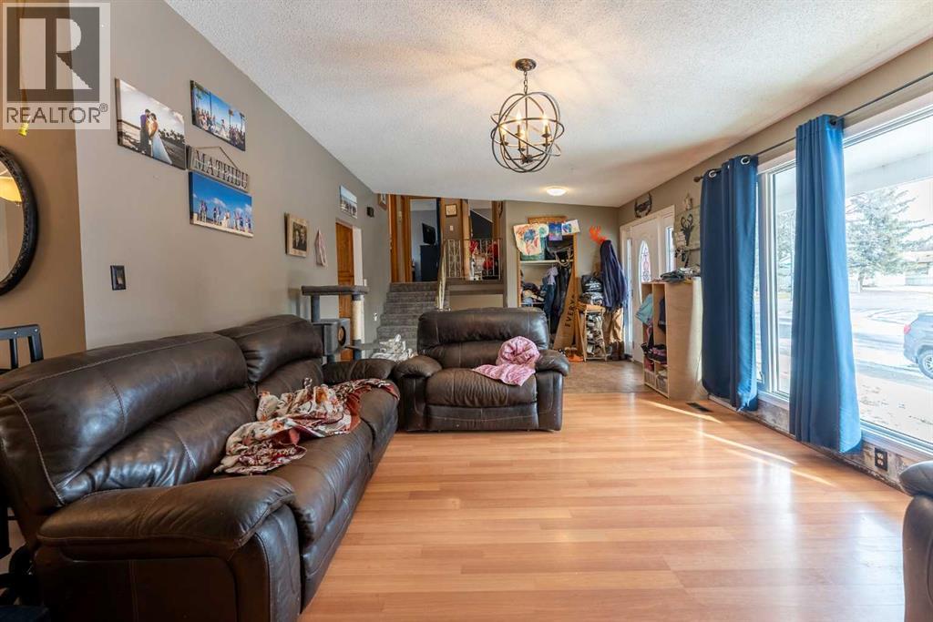 2 Honeysuckle Road N, Lethbridge, Alberta  T1H 4J9 - Photo 9 - A2293917