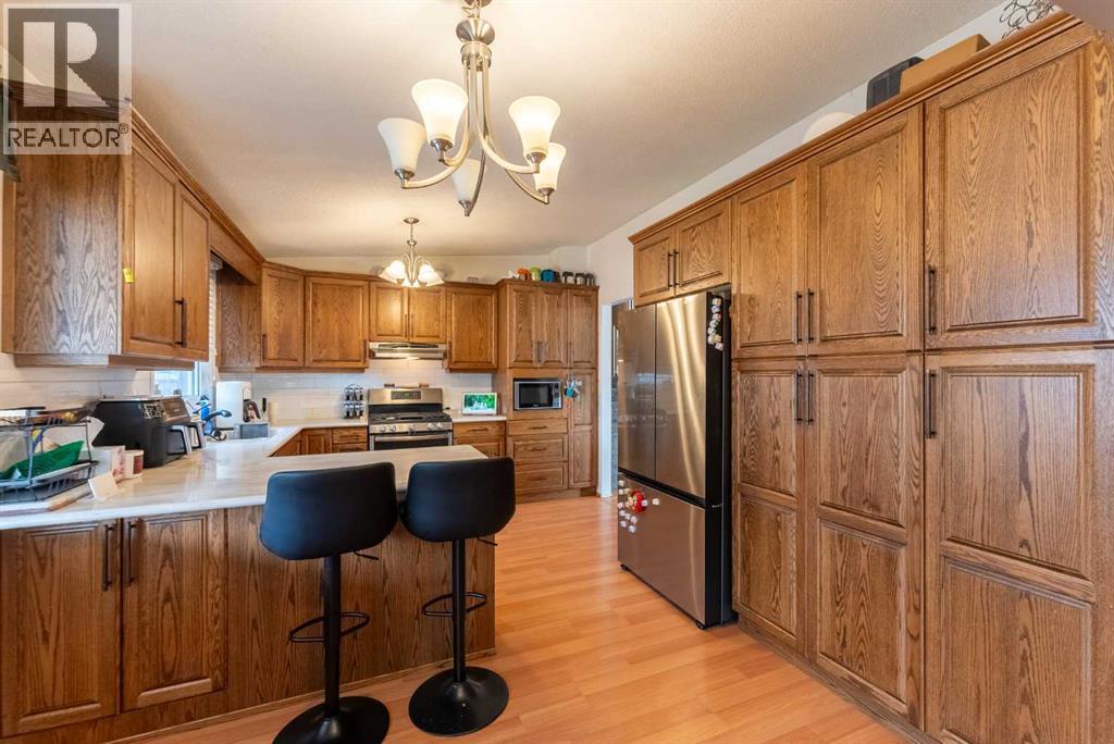 2 Honeysuckle Road N, Lethbridge, Alberta  T1H 4J9 - Photo 2 - A2293917