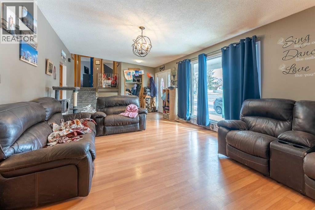 2 Honeysuckle Road N, Lethbridge, Alberta  T1H 4J9 - Photo 8 - A2293917