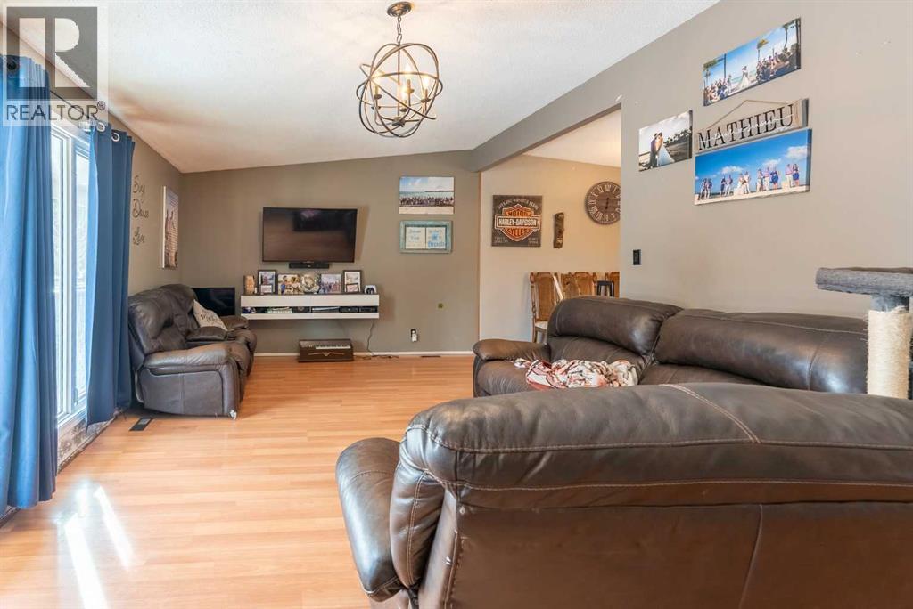 2 Honeysuckle Road N, Lethbridge, Alberta  T1H 4J9 - Photo 11 - A2293917