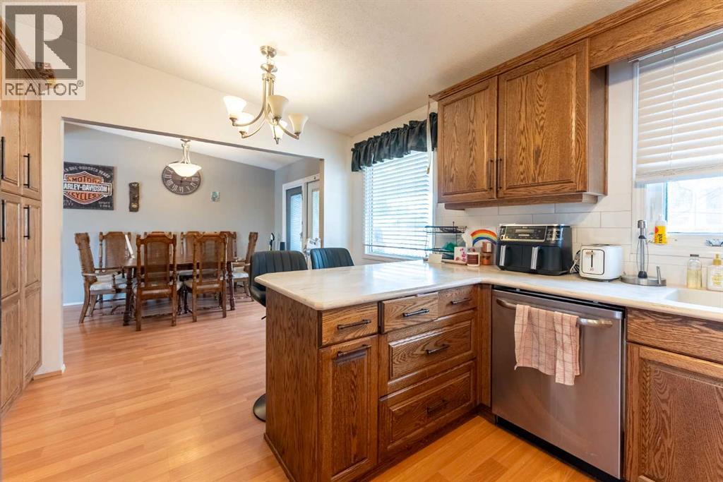 2 Honeysuckle Road N, Lethbridge, Alberta  T1H 4J9 - Photo 5 - A2293917