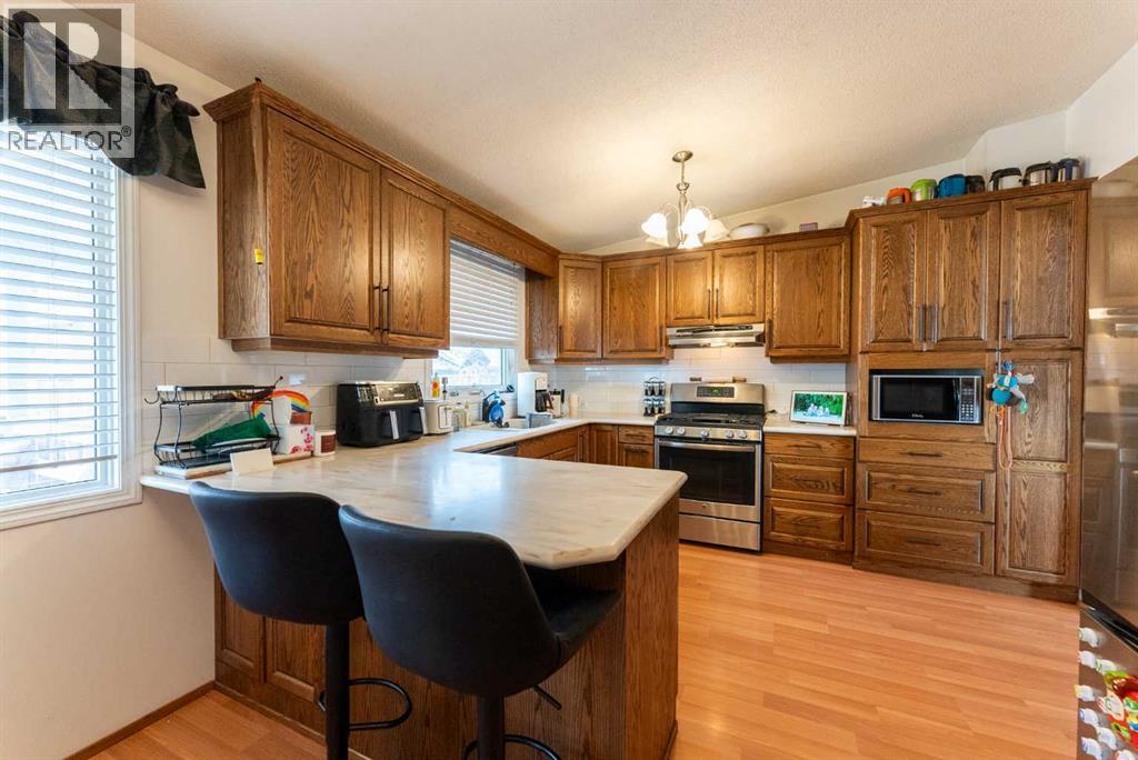 2 Honeysuckle Road N, Lethbridge, Alberta  T1H 4J9 - Photo 3 - A2293917