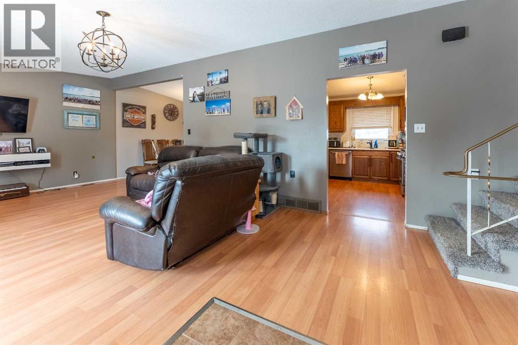 2 Honeysuckle Road N, Lethbridge, Alberta  T1H 4J9 - Photo 10 - A2293917