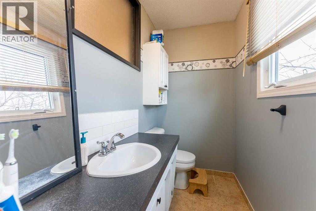 2 Honeysuckle Road N, Lethbridge, Alberta  T1H 4J9 - Photo 14 - A2293917