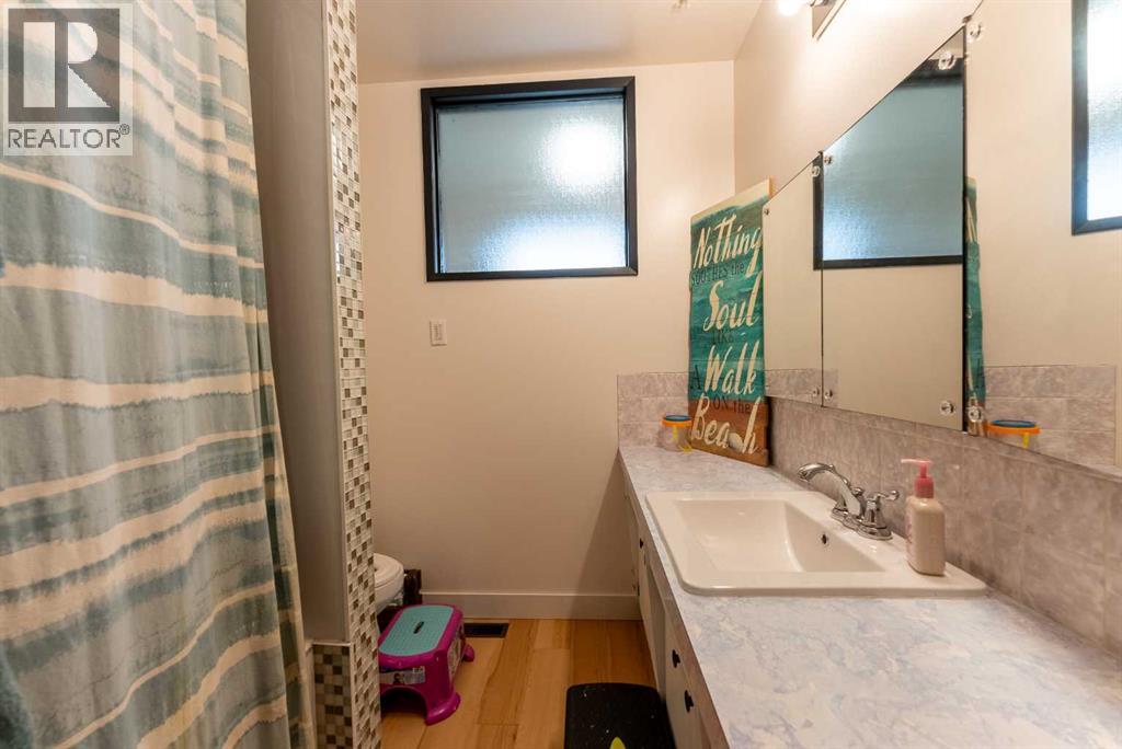 2 Honeysuckle Road N, Lethbridge, Alberta  T1H 4J9 - Photo 18 - A2293917