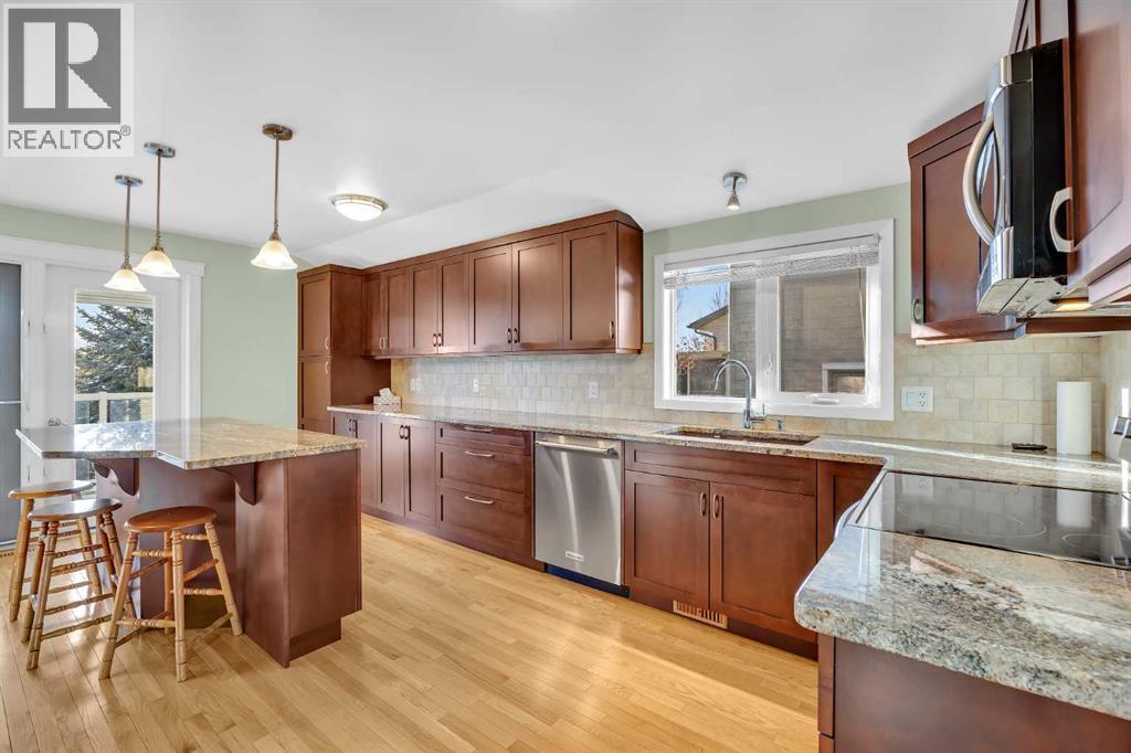 40 Cedargrove Way SW, Calgary, Alberta  T2W 4V1 - Photo 11 - A2292650