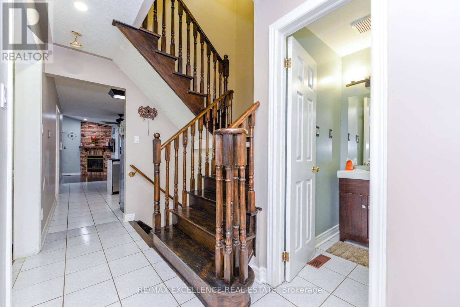 33 Wildberry Crescent, Brampton, Ontario  L6R 1K1 - Photo 5 - W12907074