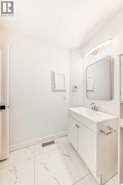 52 Mt Crandell Crescent W, Lethbridge, Alberta  T1K 6L6 - Photo 15 - A2295332