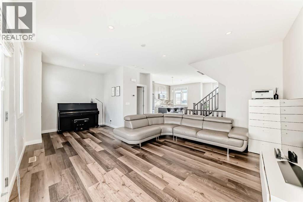 833 85 Street SW, Calgary, Alberta  T3H 1Y1 - Photo 3 - A2293978