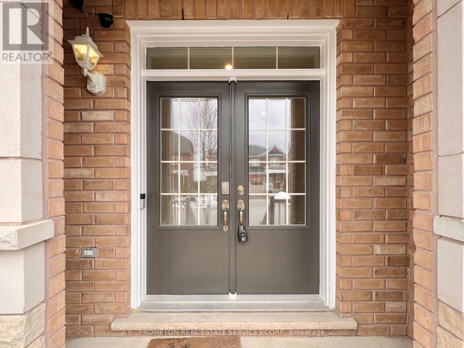 40 Staglin Court, Markham, Ontario  L6C 0K9 - Photo 3 - N12907116