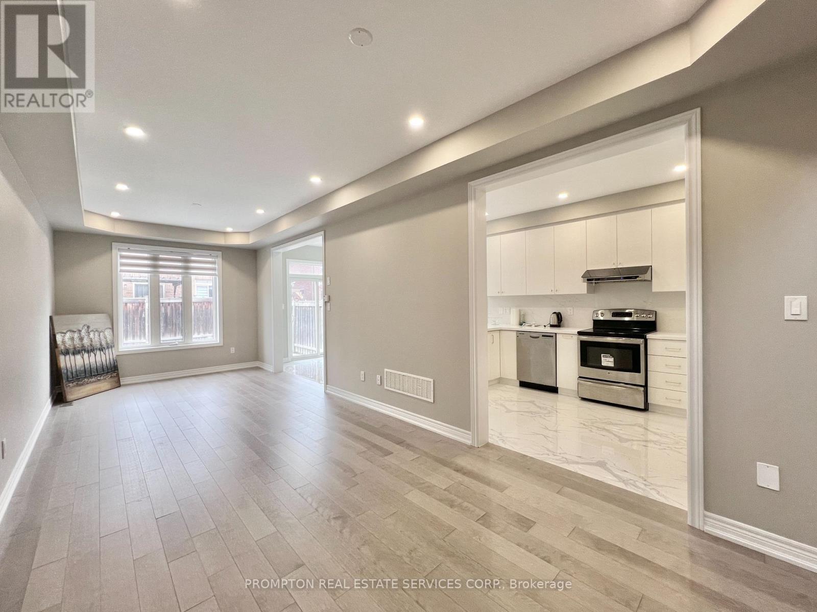 40 Staglin Court, Markham, Ontario  L6C 0K9 - Photo 6 - N12907116