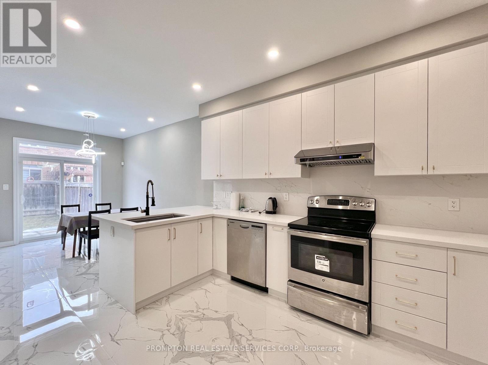 40 Staglin Court, Markham, Ontario  L6C 0K9 - Photo 7 - N12907116