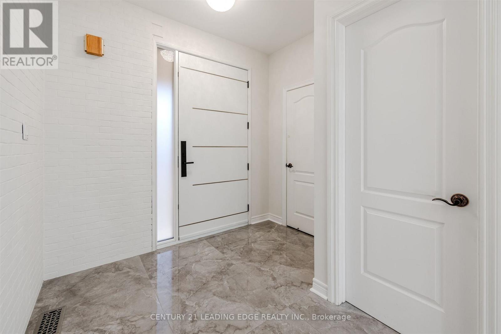 193 Tigertail Crescent, Bradford West Gwillimbury, Ontario  L3Z 0M4 - Photo 3 - N12907128