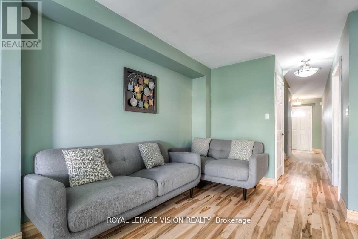 227 Stonebriar Drive, Vaughan, Ontario  L6A 4A3 - Photo 3 - N12907146