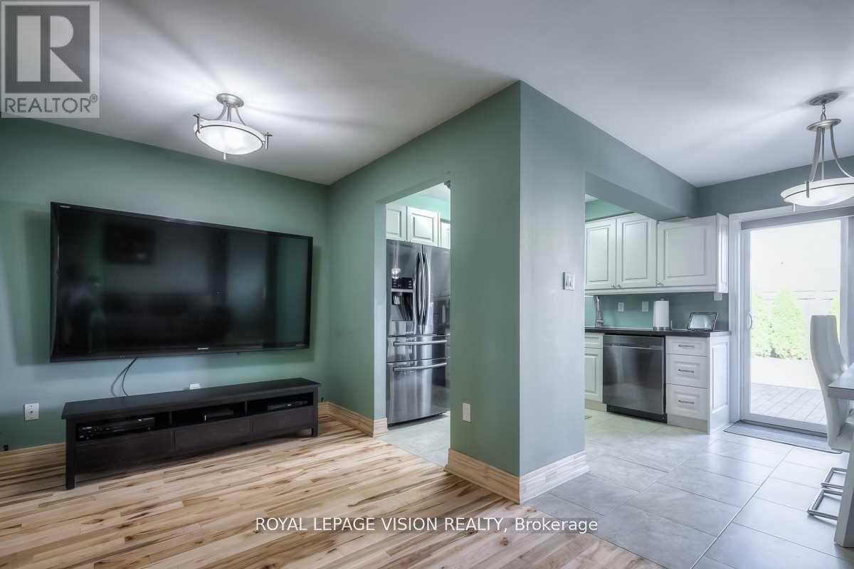 227 Stonebriar Drive, Vaughan, Ontario  L6A 4A3 - Photo 4 - N12907146