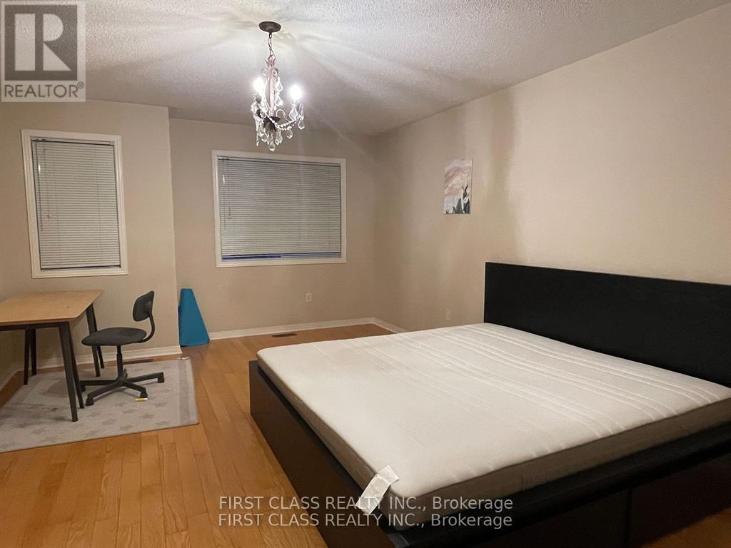 157 Selkirk Drive, Richmond Hill, Ontario  L4B 4H9 - Photo 10 - N12907154