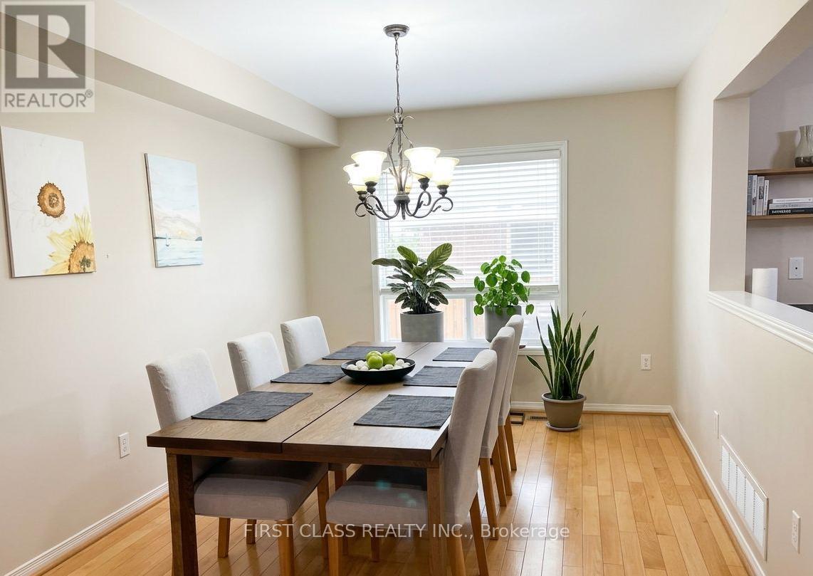 157 Selkirk Drive, Richmond Hill, Ontario  L4B 4H9 - Photo 2 - N12907154