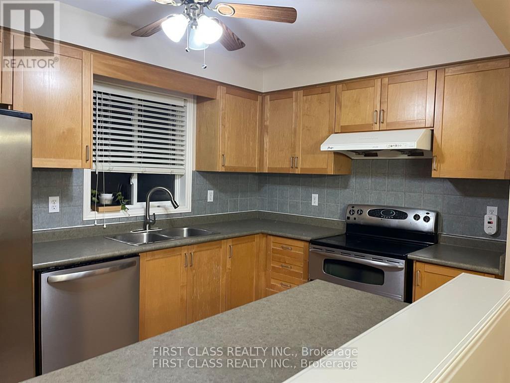 157 Selkirk Drive, Richmond Hill, Ontario  L4B 4H9 - Photo 3 - N12907154