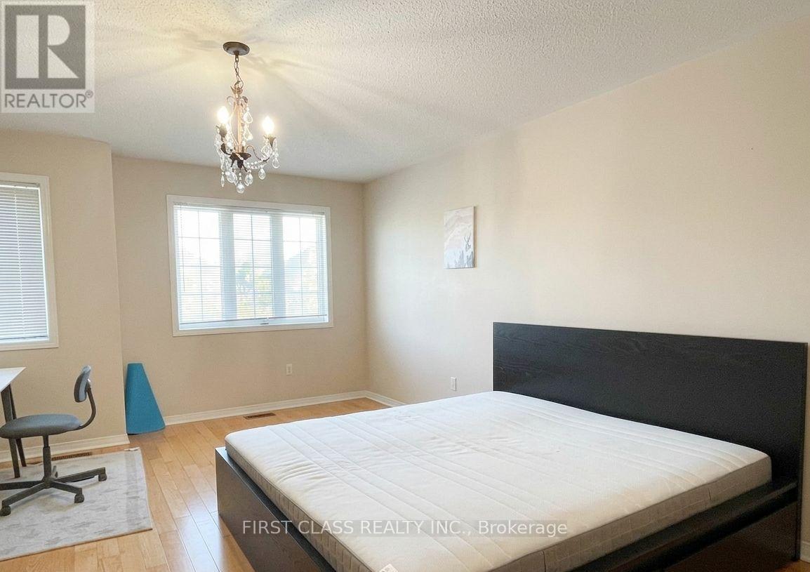 157 Selkirk Drive, Richmond Hill, Ontario  L4B 4H9 - Photo 4 - N12907154