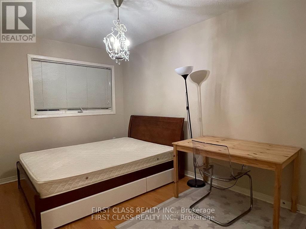 157 Selkirk Drive, Richmond Hill, Ontario  L4B 4H9 - Photo 5 - N12907154