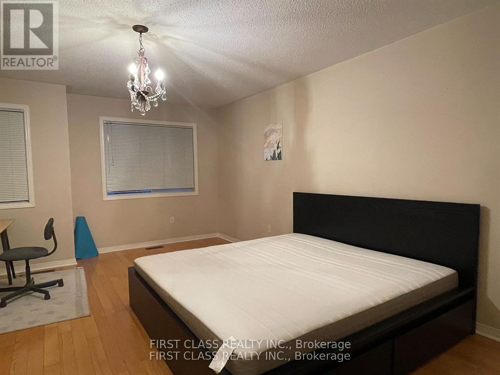 157 Selkirk Drive, Richmond Hill, Ontario  L4B 4H9 - Photo 7 - N12907154