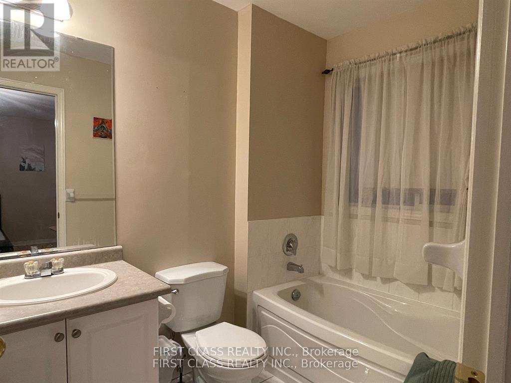 157 Selkirk Drive, Richmond Hill, Ontario  L4B 4H9 - Photo 8 - N12907154