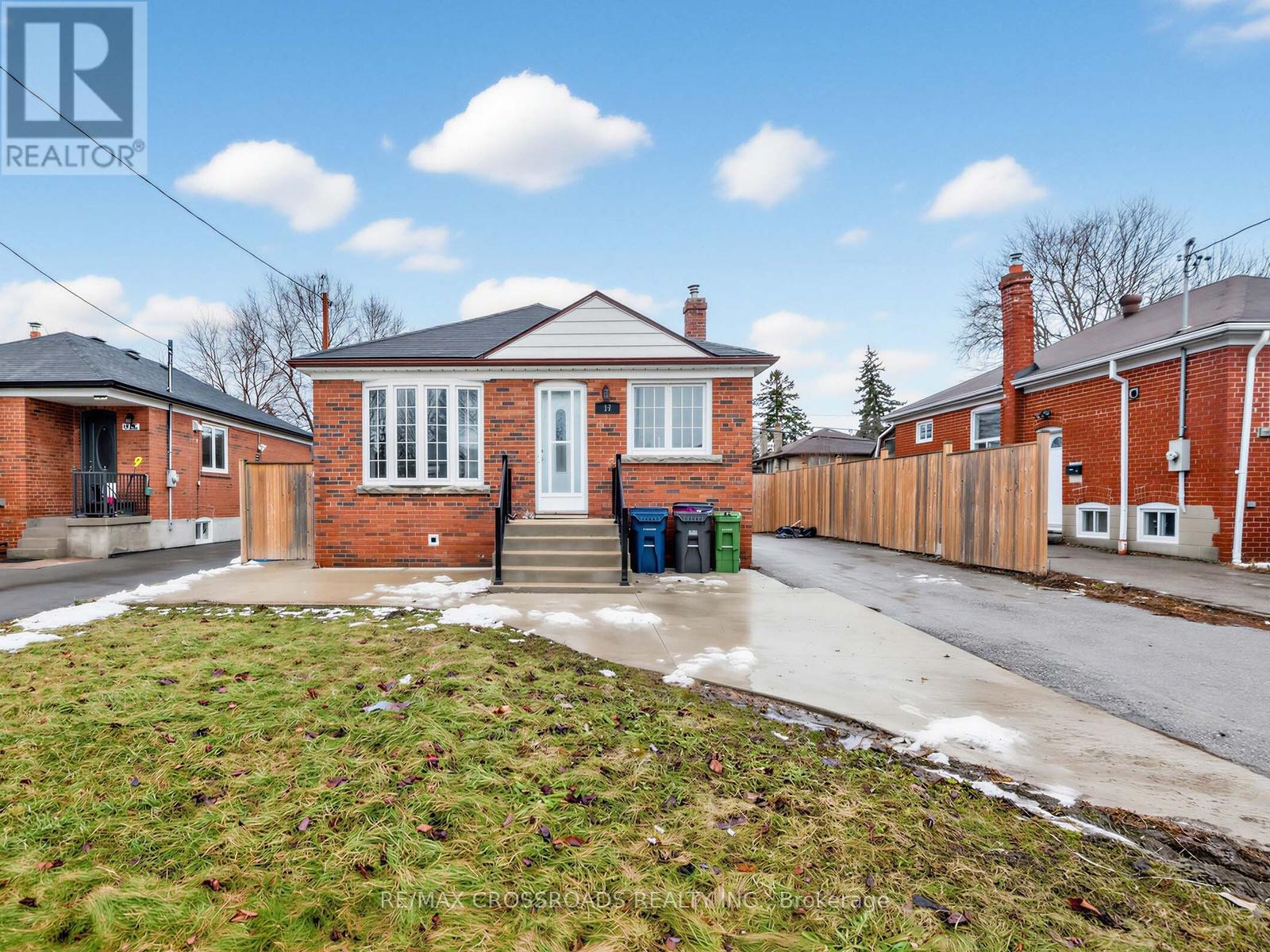 17 STRODE DRIVE, Toronto, Ontario