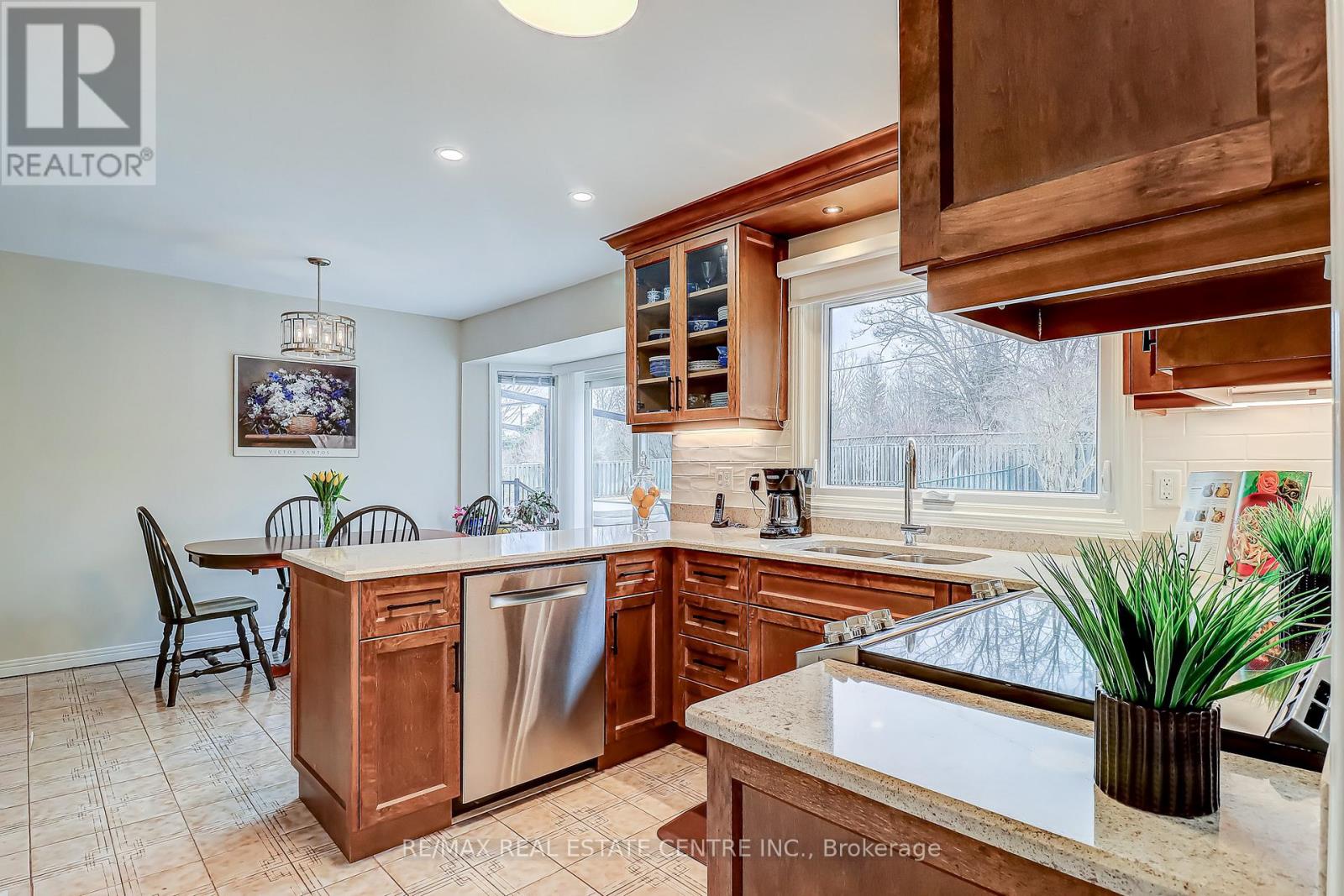 6 Waverly Place, Brampton, Ontario  L6Z 1Y9 - Photo 6 - W12907062