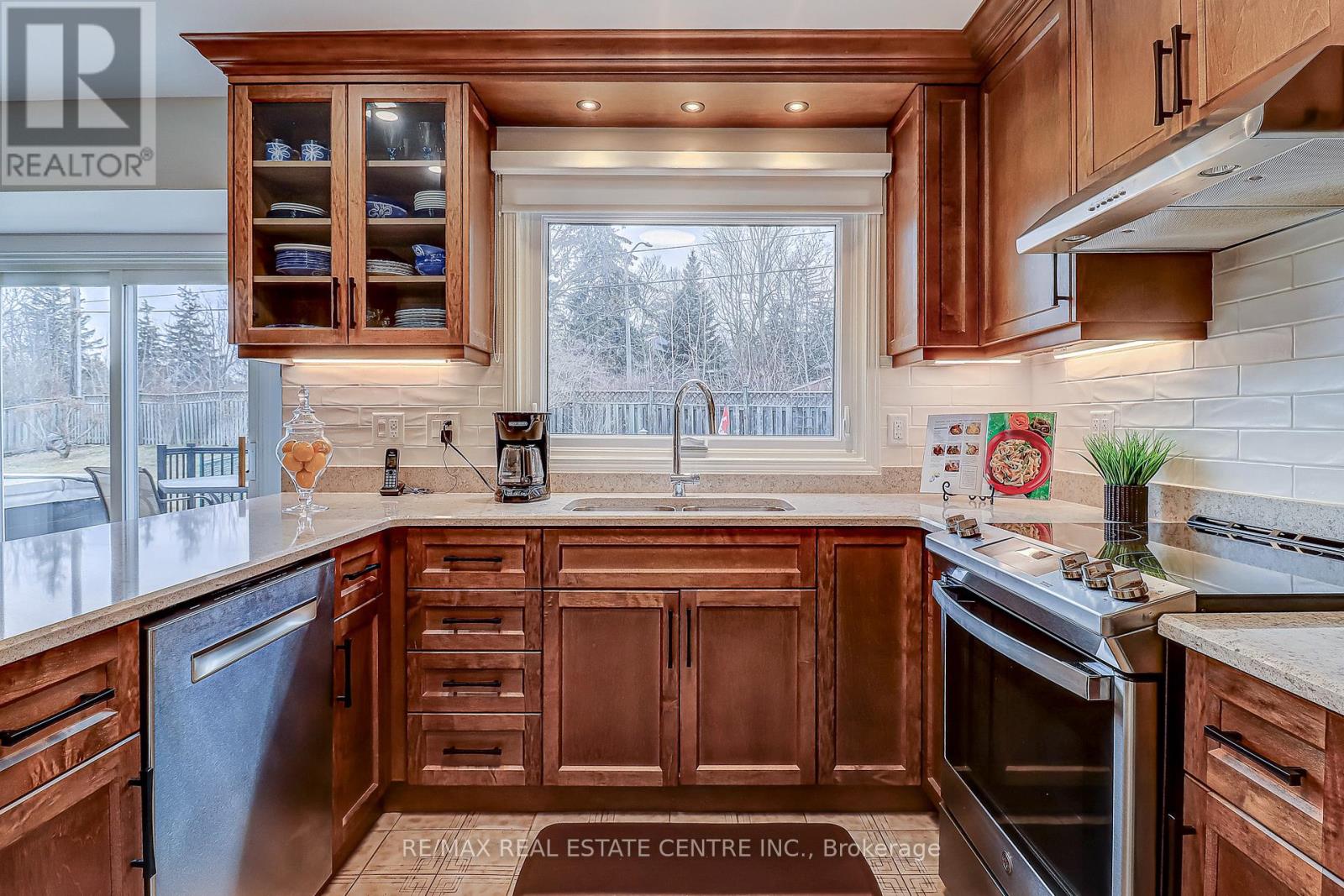 6 Waverly Place, Brampton, Ontario  L6Z 1Y9 - Photo 7 - W12907062