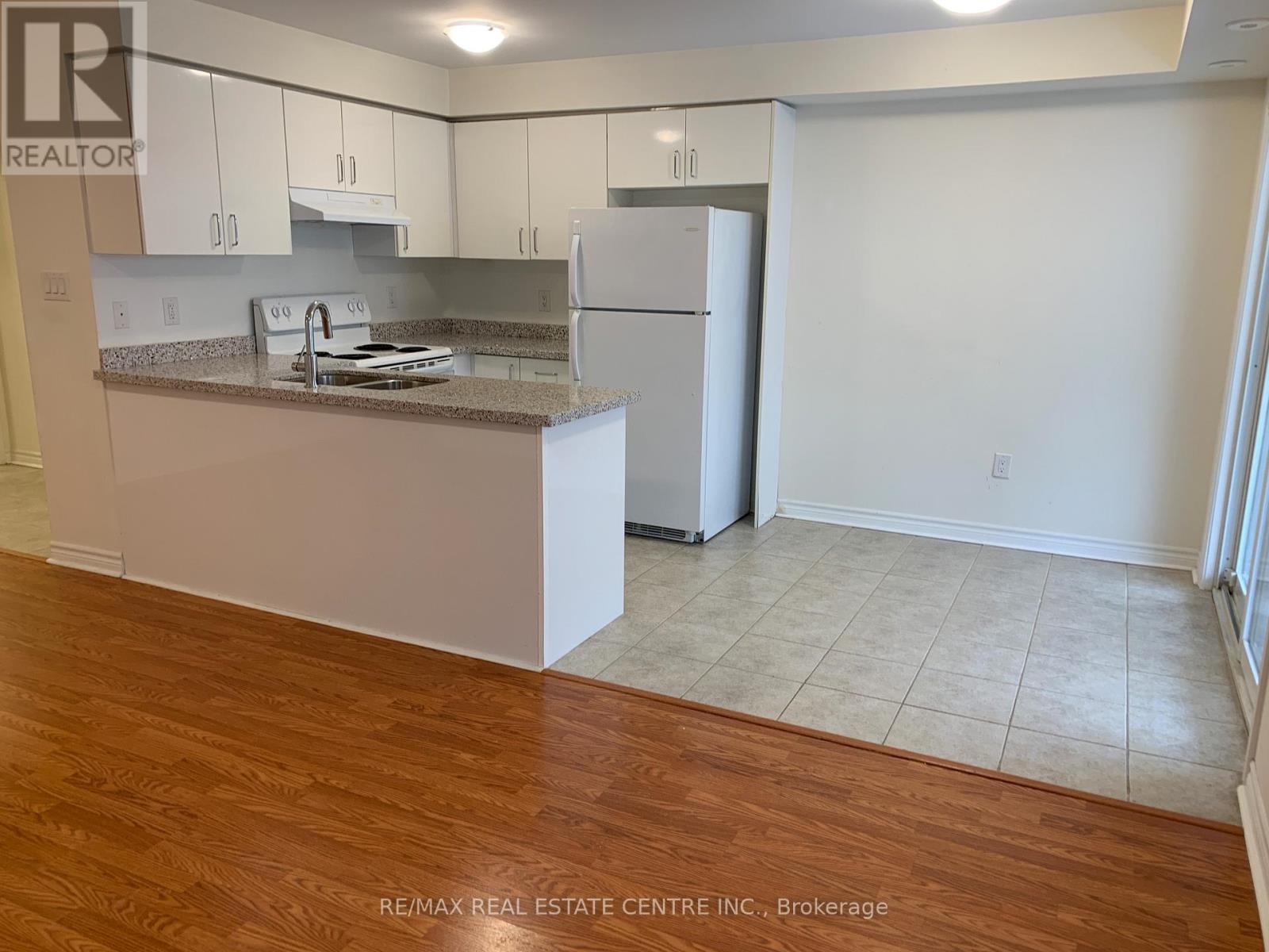 1 - 600 Shoreline Drive, Mississauga, Ontario  L5B 0A8 - Photo 4 - W12907166