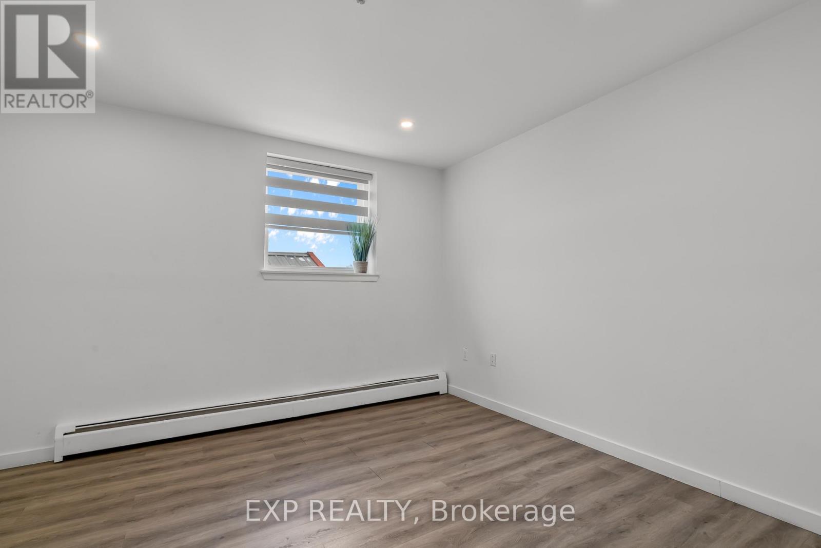 3 - 4595 Queen Street, Niagara Falls, Ontario  L2E 2L7 - Photo 3 - X12846654