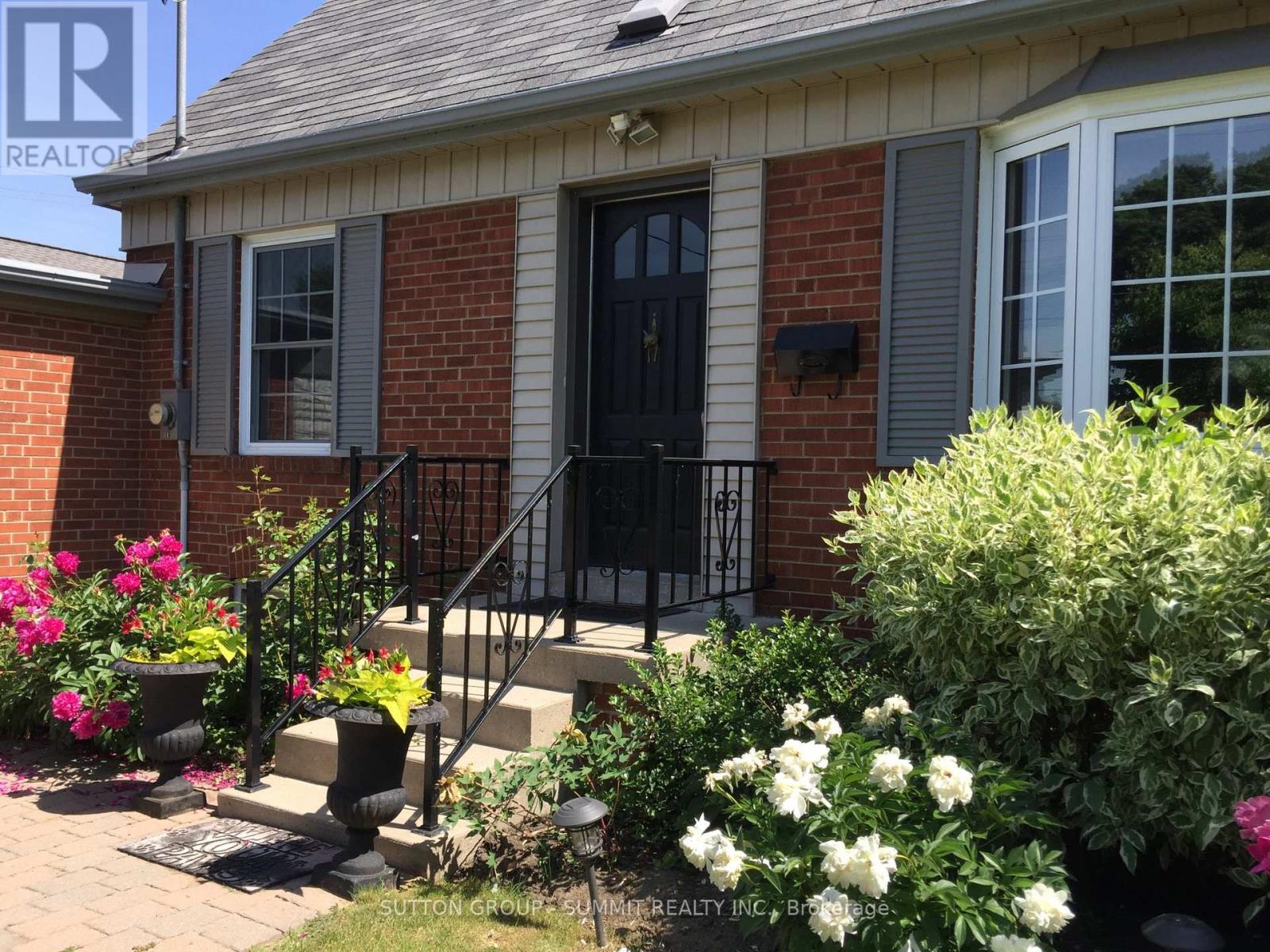 2225 Rambo Road, Mississauga, Ontario  L4Y 1X8 - Photo 4 - W12887550