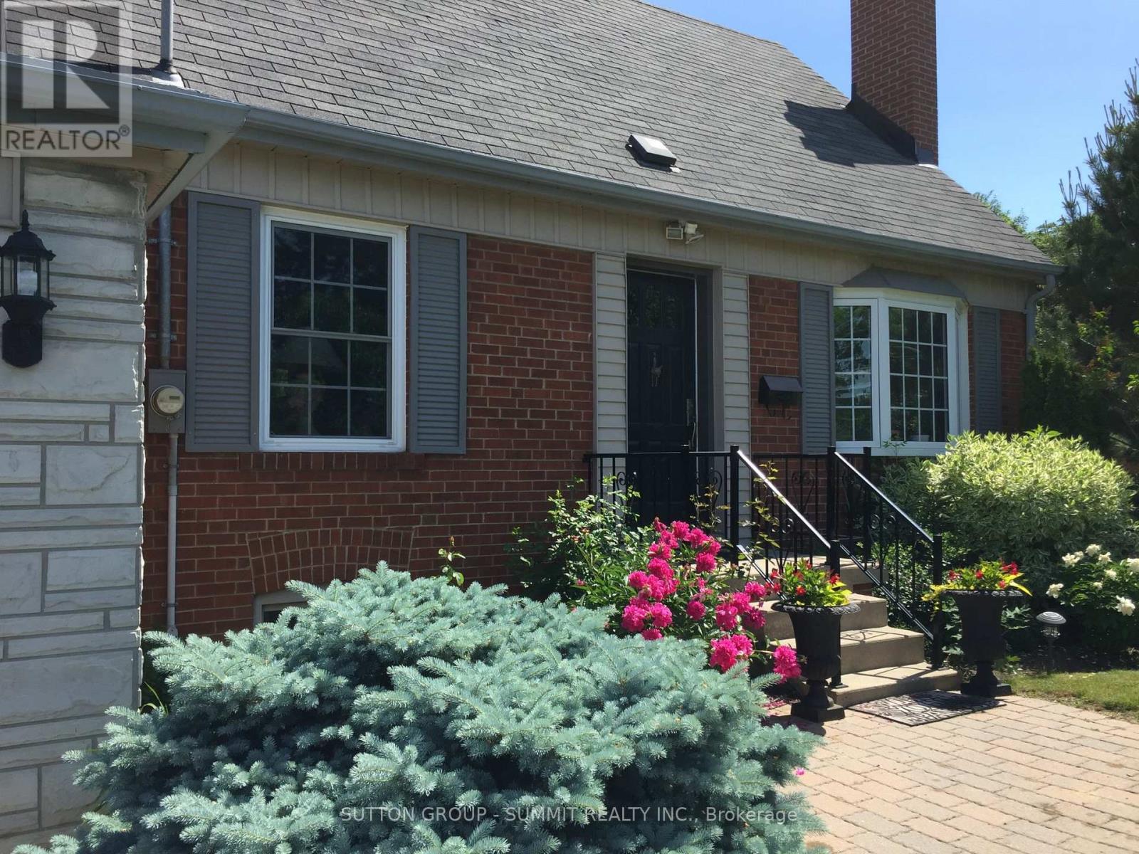 2225 Rambo Road, Mississauga, Ontario  L4Y 1X8 - Photo 2 - W12887550