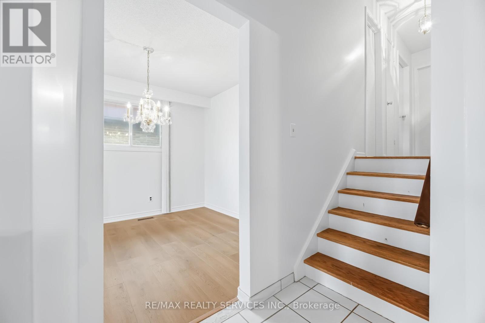 3205 Monica Drive, Mississauga, Ontario  L4T 3E6 - Photo 10 - W12907130