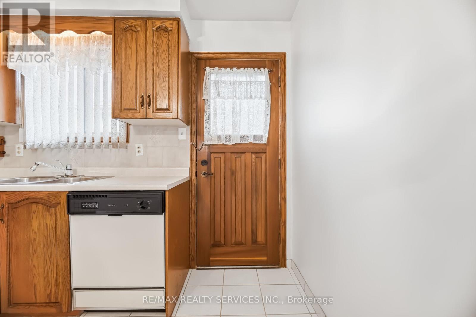 3205 Monica Drive, Mississauga, Ontario  L4T 3E6 - Photo 22 - W12907130