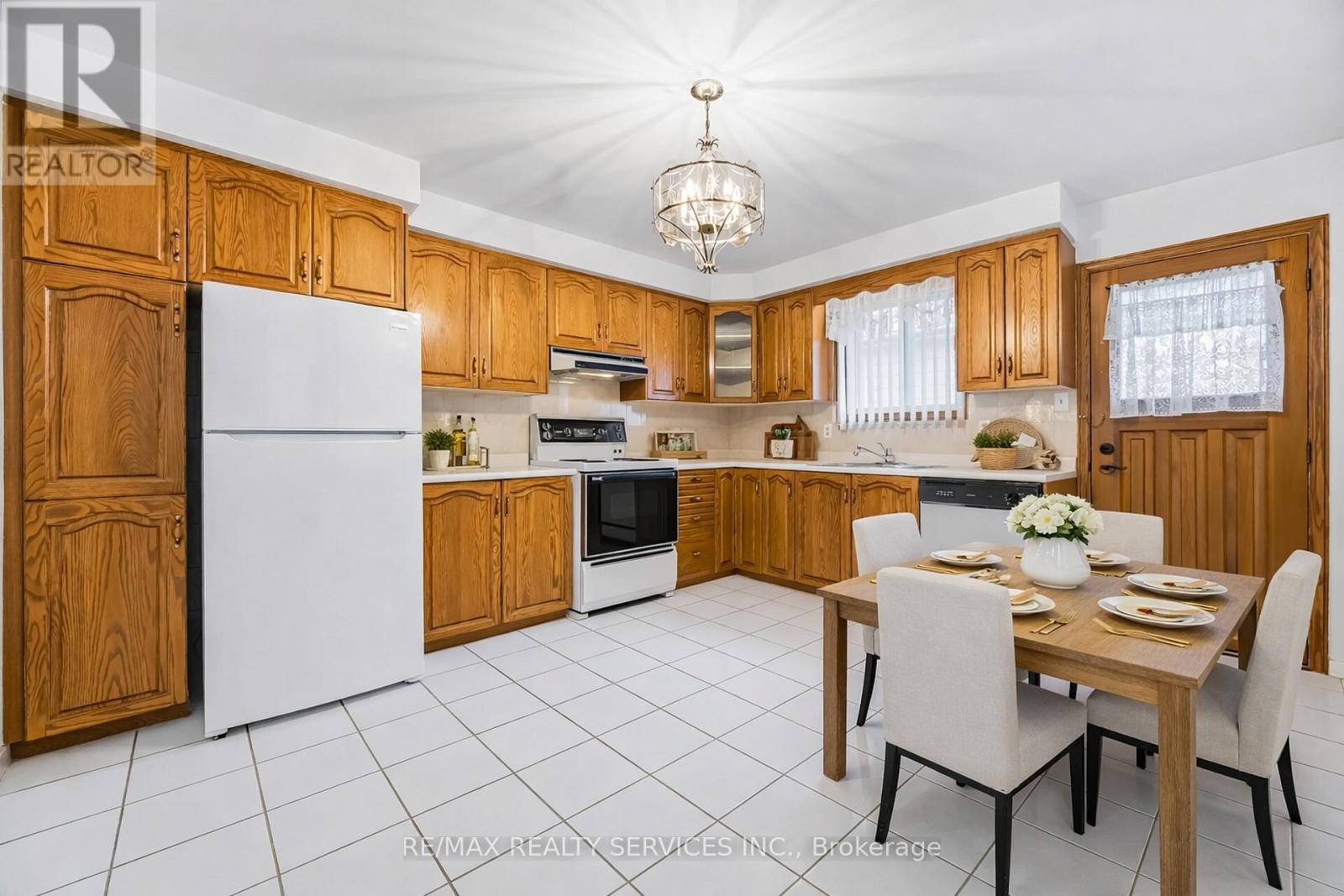 3205 Monica Drive, Mississauga, Ontario  L4T 3E6 - Photo 9 - W12907130