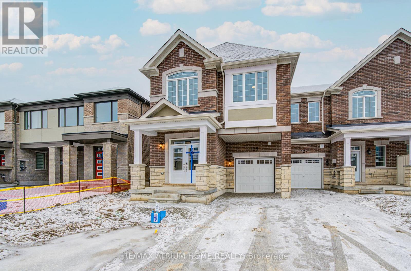 125 Leslie Richard Avenue, Markham, Ontario  L6C 1N3 - Photo 2 - N12907274