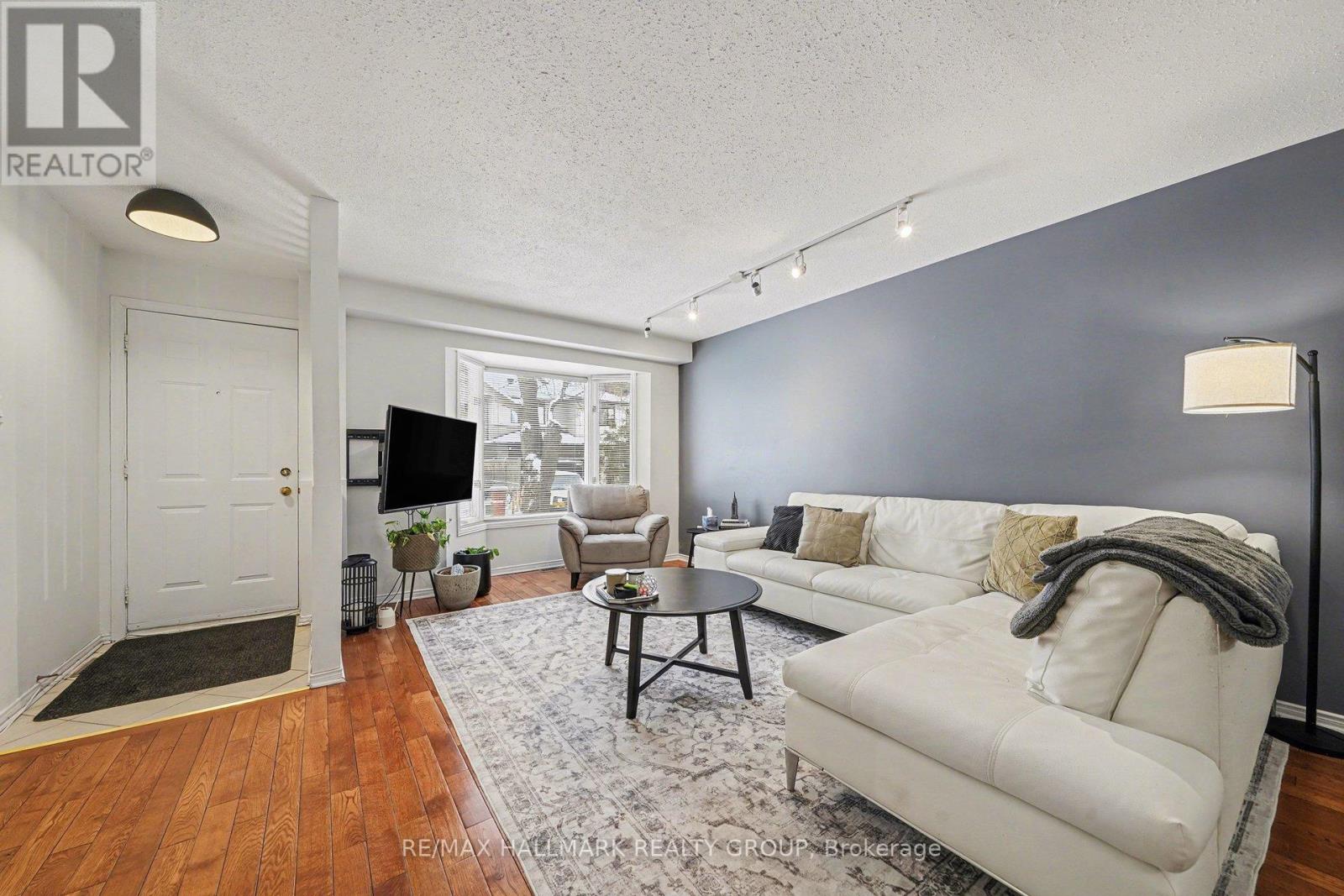 2741 Massicotte Lane, Ottawa, Ontario  K1T 3G9 - Photo 3 - X12907332