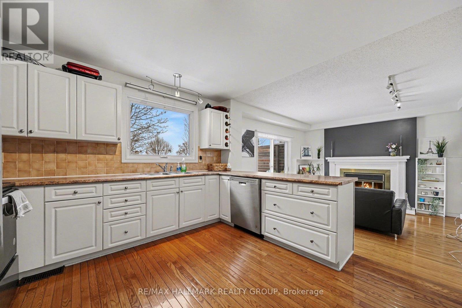 2741 Massicotte Lane, Ottawa, Ontario  K1T 3G9 - Photo 7 - X12907332