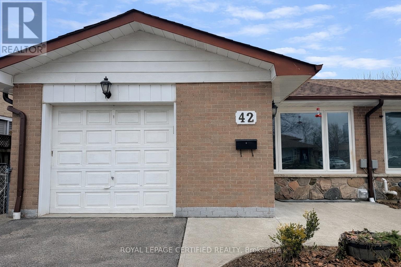 42 Wilton Drive, Brampton, Ontario  L6W 3A1 - Photo 3 - W12907290