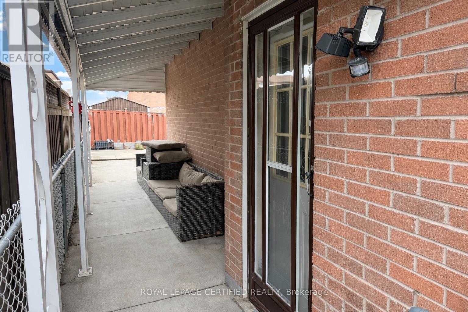 42 Wilton Drive, Brampton, Ontario  L6W 3A1 - Photo 5 - W12907290