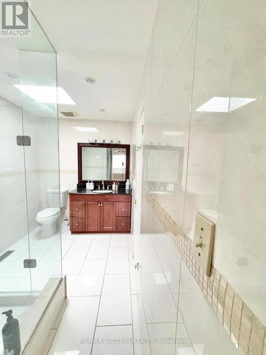 5715 Riverdale Crescent, Mississauga, Ontario  L5M 4R3 - Photo 13 - W12907358