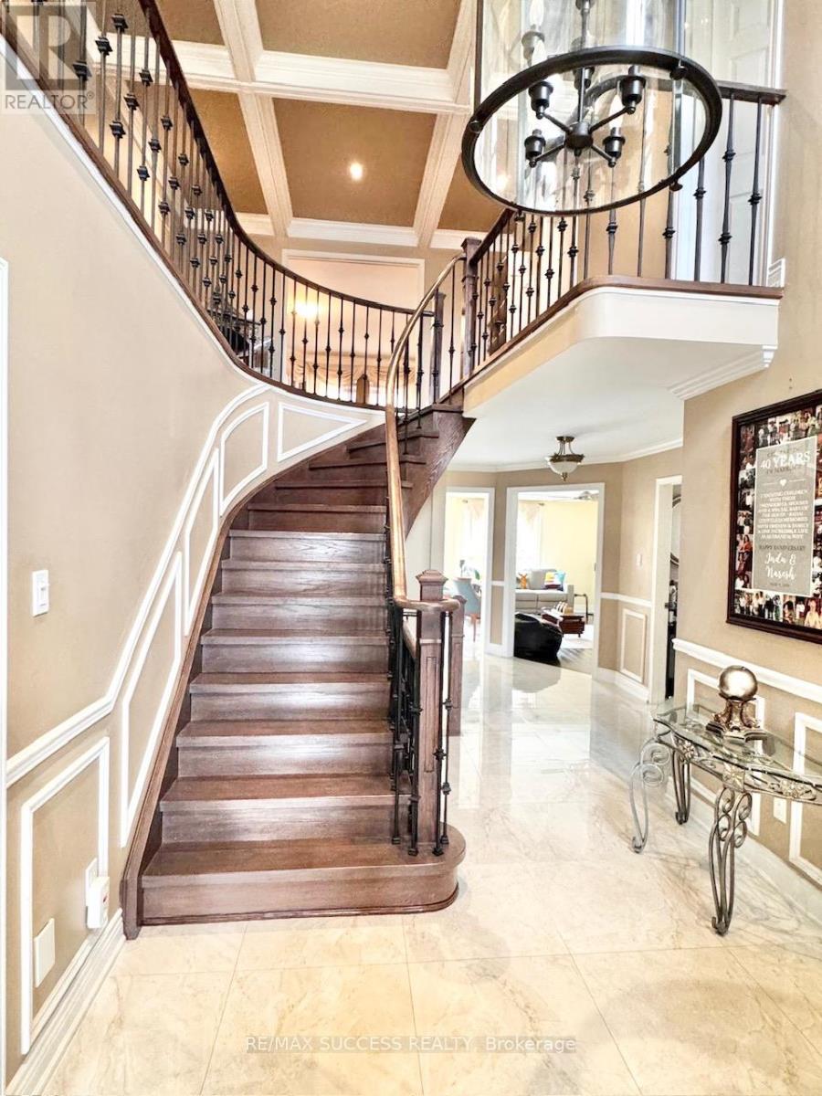 5715 Riverdale Crescent, Mississauga, Ontario  L5M 4R3 - Photo 3 - W12907358